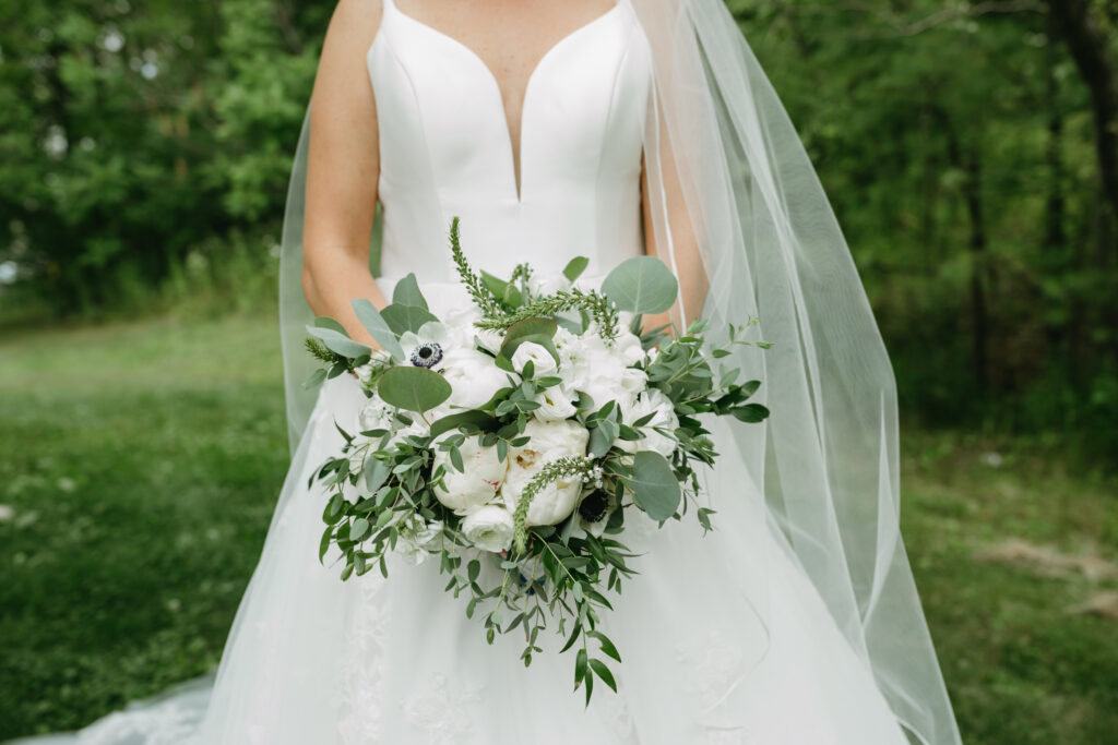 summer white bridal bouquet