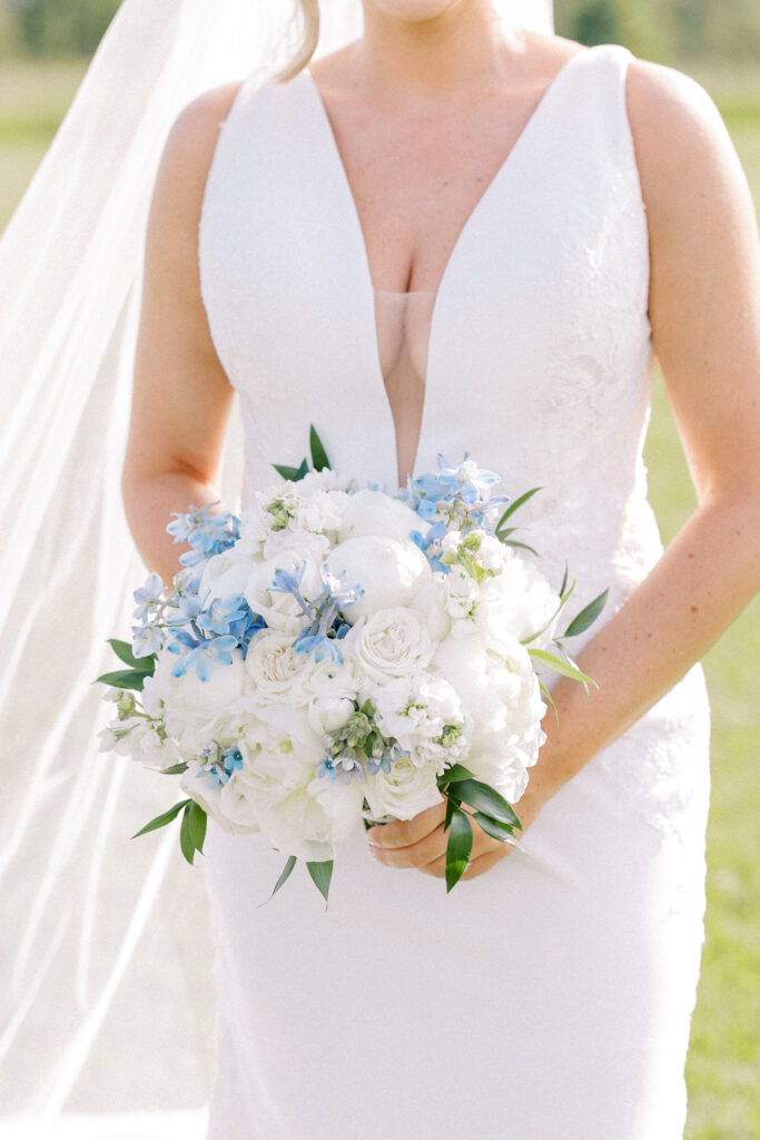 white and blue bouquet for a late spring bride at maqaum barn.